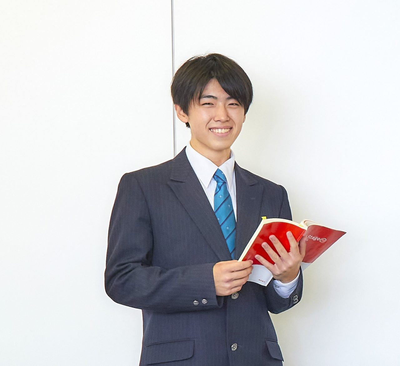 教科書を持って立っている学生